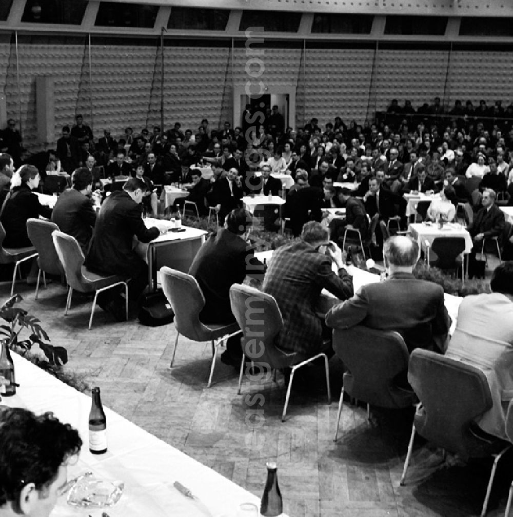 GDR photo archive: Berlin - Schrittmacherforum mit Fernsehen u. Schriftstellern in der Kongreßhalle.