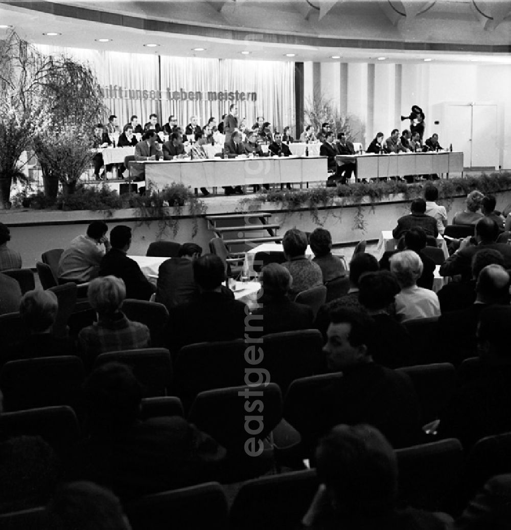 GDR picture archive: Berlin - Schrittmacherforum mit Fernsehen u. Schriftstellern in der Kongreßhalle.