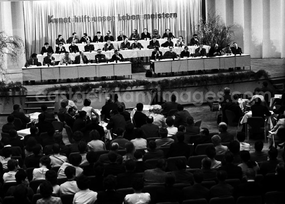 Berlin: Schrittmacherforum mit Fernsehen u. Schriftstellern in der Kongreßhalle.