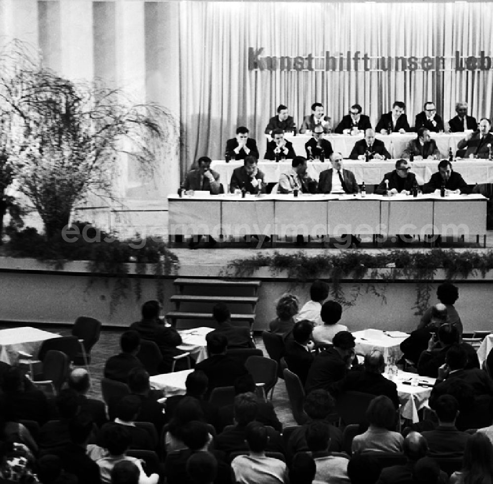 GDR image archive: Berlin - Schrittmacherforum mit Fernsehen u. Schriftstellern in der Kongreßhalle.