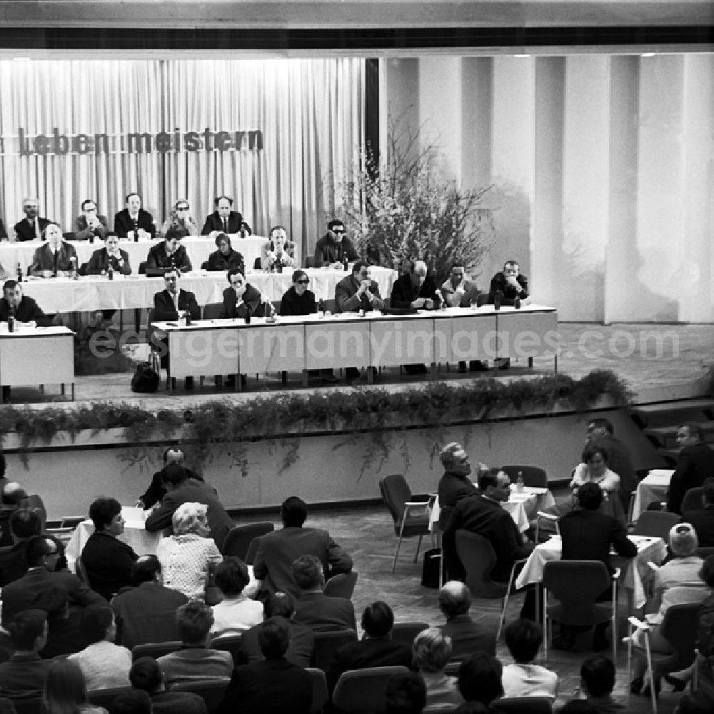 GDR photo archive: Berlin - Schrittmacherforum mit Fernsehen u. Schriftstellern in der Kongreßhalle.