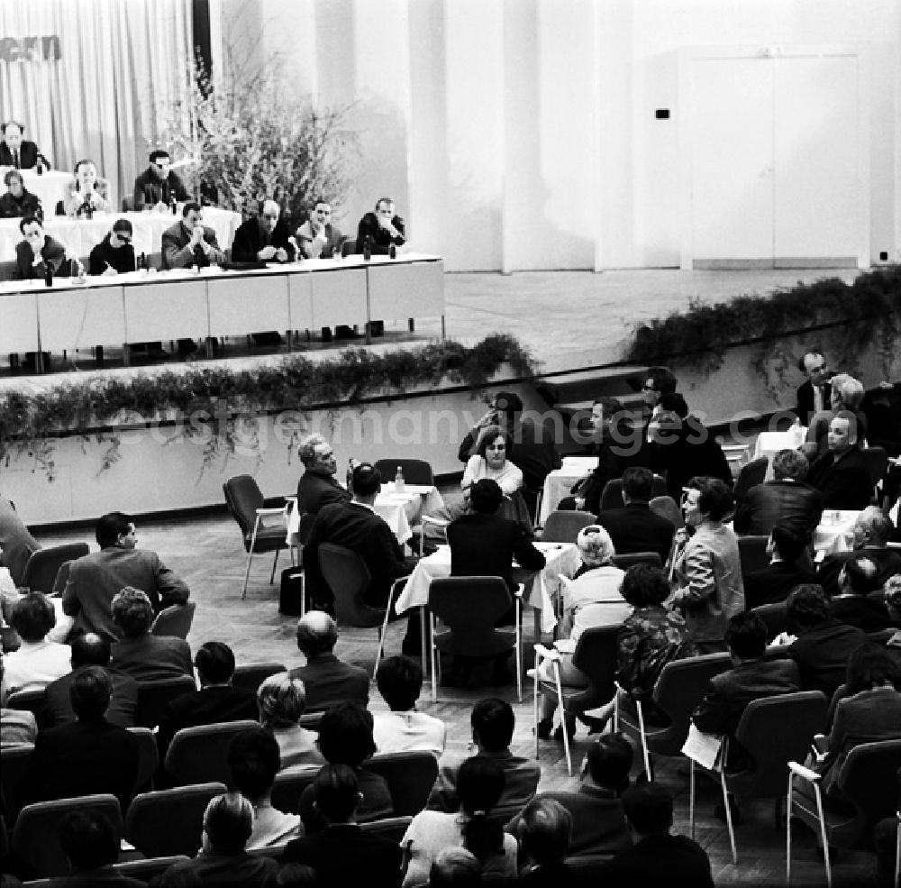 GDR picture archive: Berlin - Schrittmacherforum mit Fernsehen u. Schriftstellern in der Kongreßhalle.