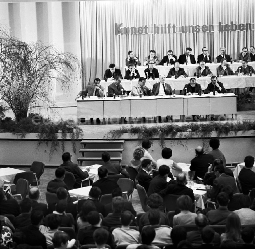 Berlin: Schrittmacherforum mit Fernsehen u. Schriftstellern in der Kongreßhalle.