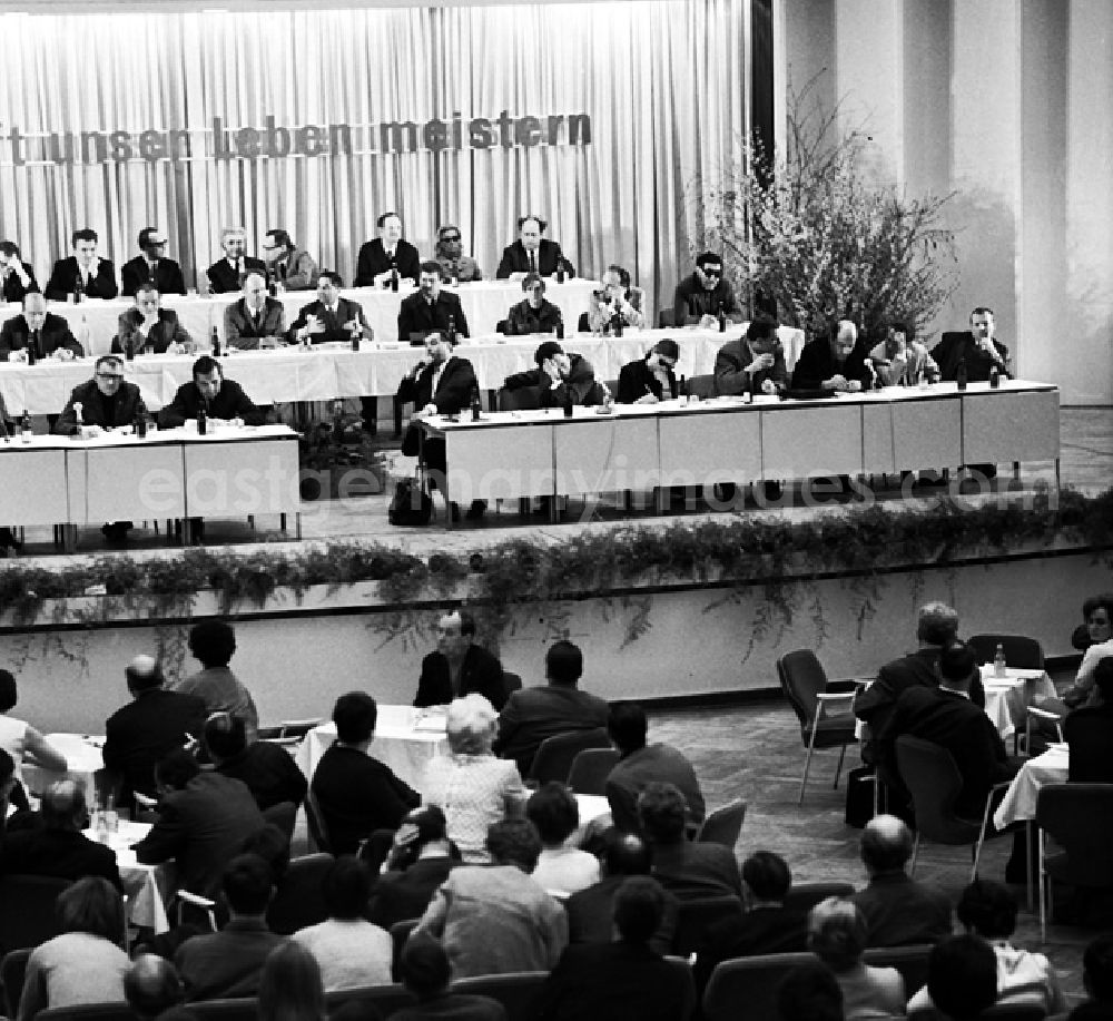 GDR image archive: Berlin - Schrittmacherforum mit Fernsehen u. Schriftstellern in der Kongreßhalle.