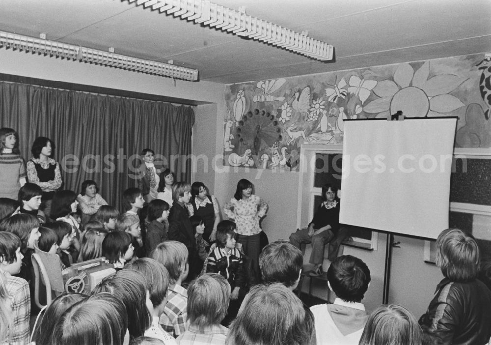 GDR image archive: Berlin - Everyday school life in the Weissensee district of Berlin East Berlin in the area of the former GDR, German Democratic Republic