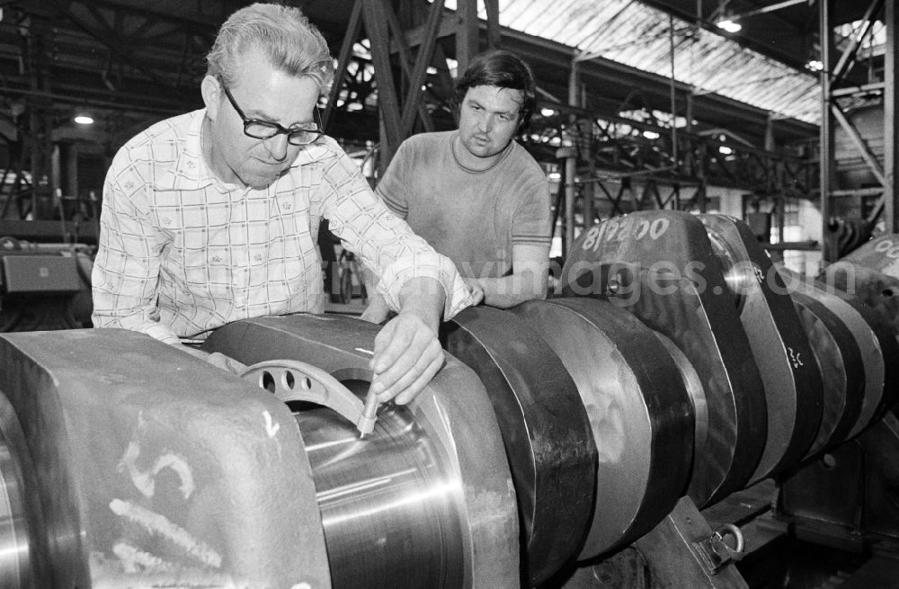 GDR picture archive: Wildau - Work process in the heavy machinery construction workshop Heinrich Rau in Wildau, Brandenburg in the territory of the former GDR, German Democratic Republic