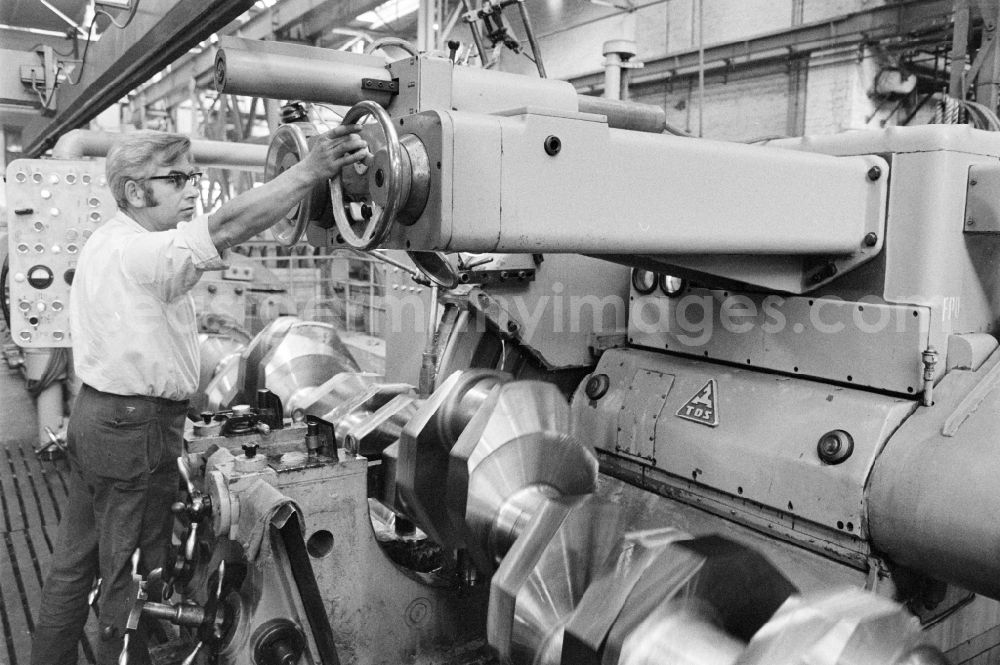 GDR image archive: Wildau - Work process in the heavy machinery construction workshop Heinrich Rau in Wildau, Brandenburg in the territory of the former GDR, German Democratic Republic