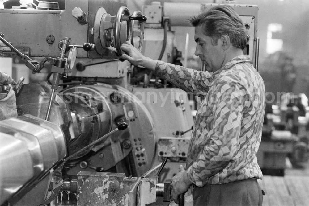 GDR photo archive: Wildau - Work process in the heavy machinery construction workshop Heinrich Rau in Wildau, Brandenburg in the territory of the former GDR, German Democratic Republic