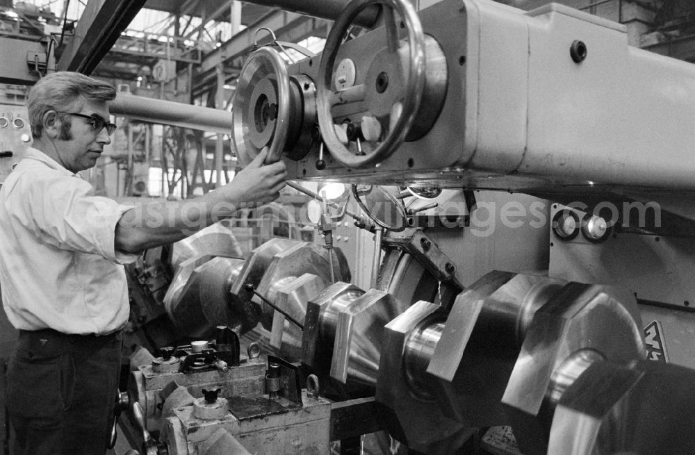 GDR picture archive: Wildau - Work process in the heavy machinery construction workshop Heinrich Rau in Wildau, Brandenburg in the territory of the former GDR, German Democratic Republic