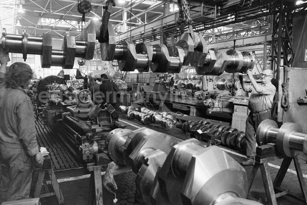 Wildau: Work process in the heavy machinery construction workshop Heinrich Rau in Wildau, Brandenburg in the territory of the former GDR, German Democratic Republic