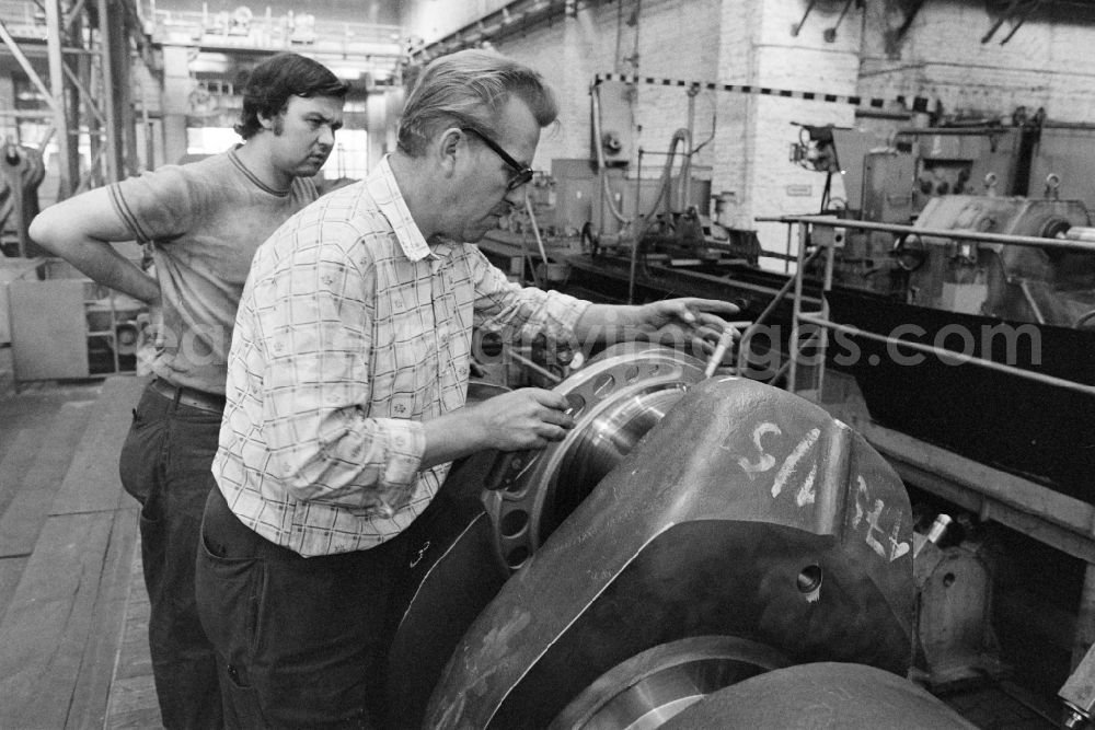 GDR image archive: Wildau - Work process in the heavy machinery construction workshop Heinrich Rau in Wildau, Brandenburg in the territory of the former GDR, German Democratic Republic