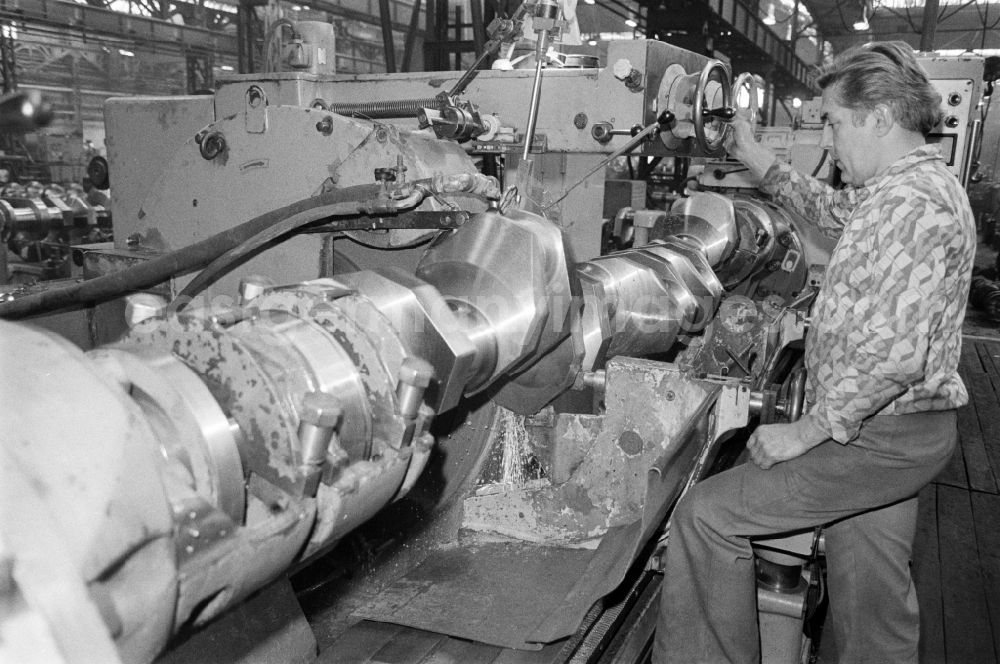 GDR photo archive: Wildau - Work process in the heavy machinery construction workshop Heinrich Rau in Wildau, Brandenburg in the territory of the former GDR, German Democratic Republic