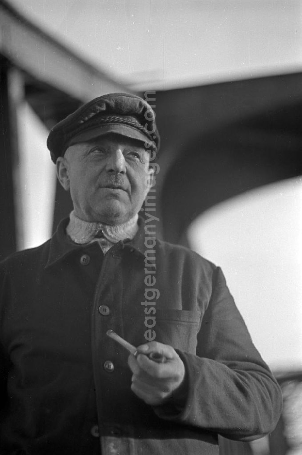 Zingst: Portrait von einem Seemann mit Pfeife in seinem Führerhaus. Das Ostseeheilbad Zingst befindet sich auf der Halbinsel Fischland-Darß-Zingst, welche für ihre schöne und vielseitige Naturlandschaft - die Boddenlandschaft bekannt ist. Bestmögliche Qualität nach Vorlage! Bild: Klaus Morgenstern