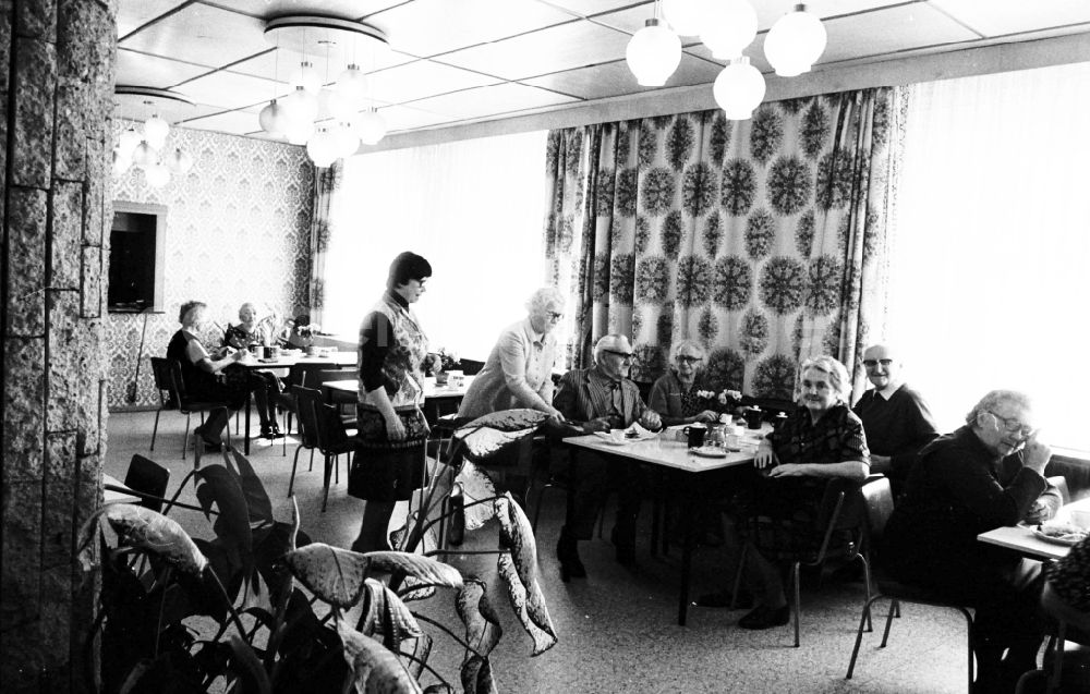 GDR photo archive: Premnitz - Dining room and food distribution in a retirement home and senior citizens' center on Fabrikenstrasse in Premnitz, Brandenburg in the territory of the former GDR, German Democratic Republic