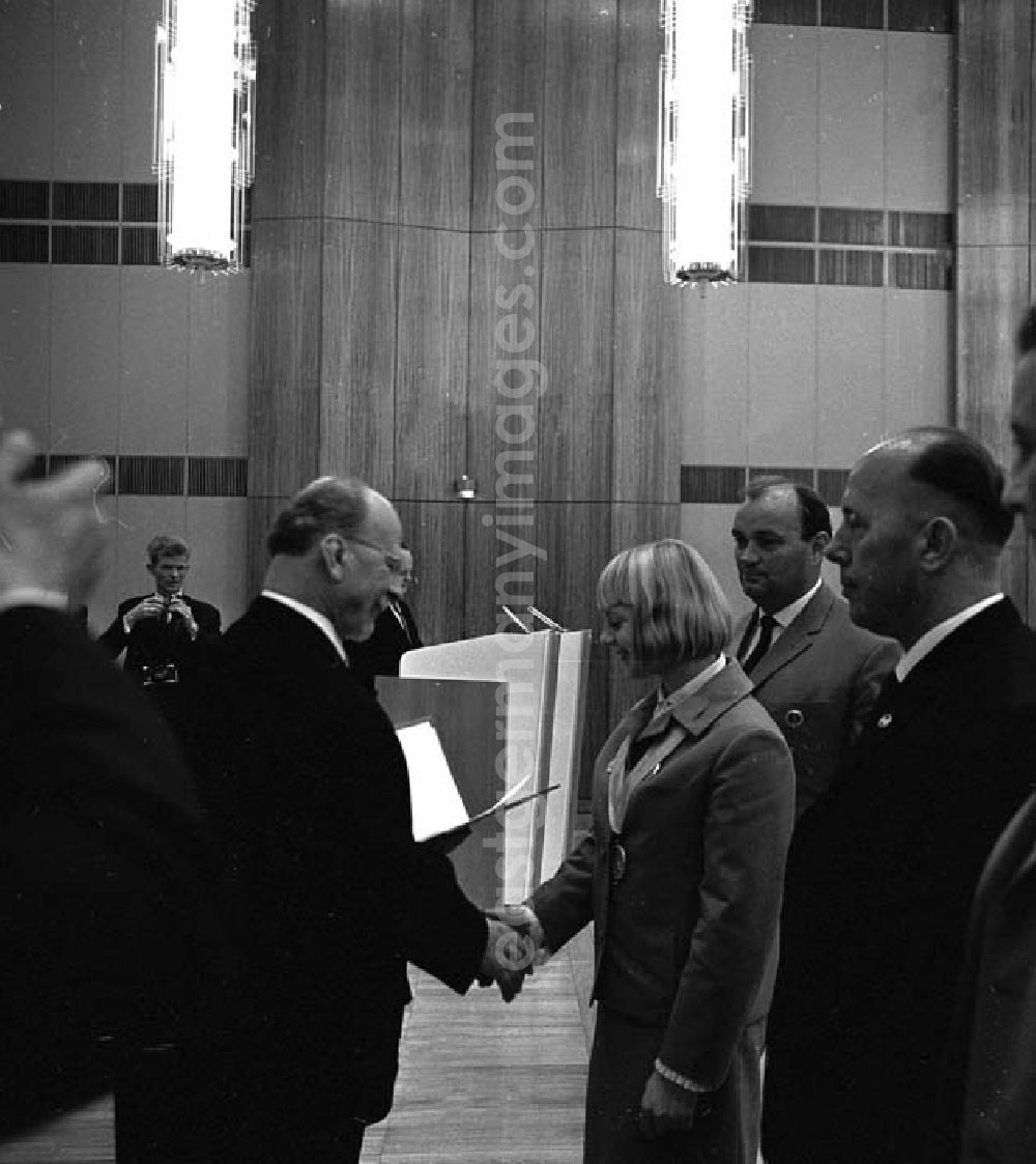 Berlin: Sept. 1966 DDR ehrt Sportler - Festlicher Empfang im Staatsrat mit Walter Ulbricht