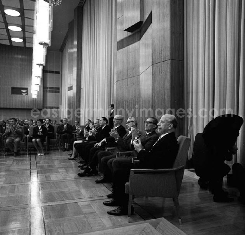 GDR picture archive: Berlin - Sept. 1966 DDR ehrt Sportler - Festlicher Empfang im Staatsrat mit Walter Ulbricht