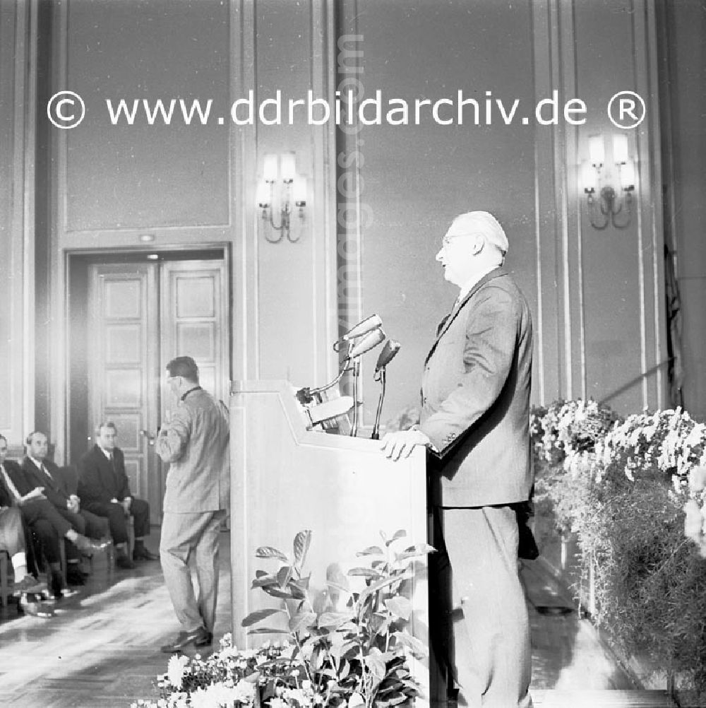 Berlin: September 1969 Berlin, Auszeichnung mit der Wanderfahne. Mach mit - Schöner unsere Städte und Gemeinden durch Paul Verner, Herbert Fechner und Professor Stanek im Roten Rathaus.