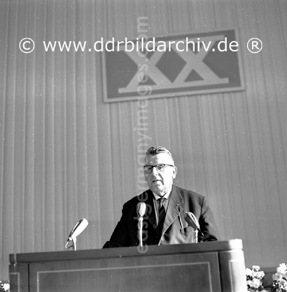 GDR image archive: Berlin - September 1969 Berlin, Auszeichnung mit der Wanderfahne. Mach mit - Schöner unsere Städte und Gemeinden durch Paul Verner, Herbert Fechner und Professor Stanek im Roten Rathaus.