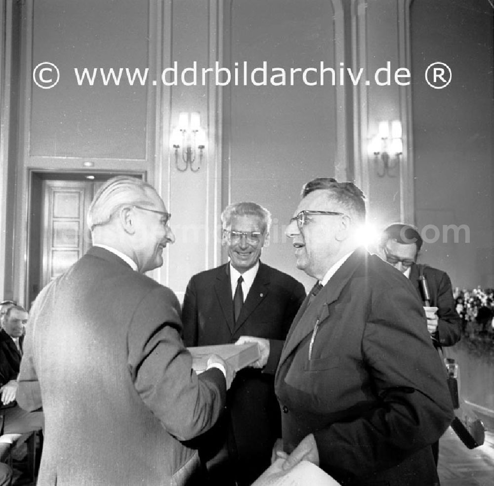 GDR picture archive: Berlin - September 1969 Berlin, Auszeichnung mit der Wanderfahne. Mach mit - Schöner unsere Städte und Gemeinden durch Paul Verner, Herbert Fechner und Professor Stanek im Roten Rathaus.