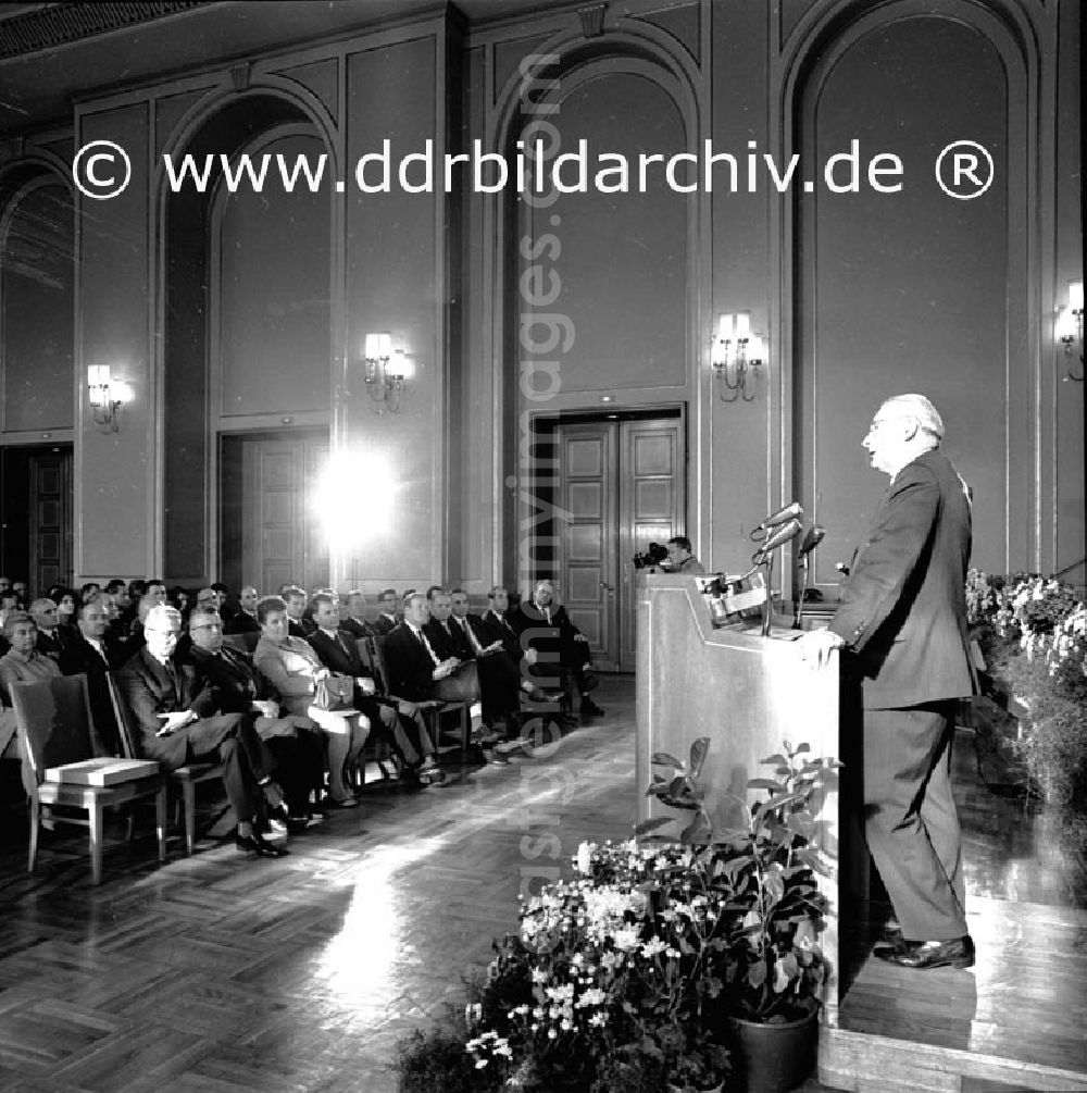 Berlin: September 1969 Berlin, Auszeichnung mit der Wanderfahne. Mach mit - Schöner unsere Städte und Gemeinden durch Paul Verner, Herbert Fechner und Professor Stanek im Roten Rathaus.