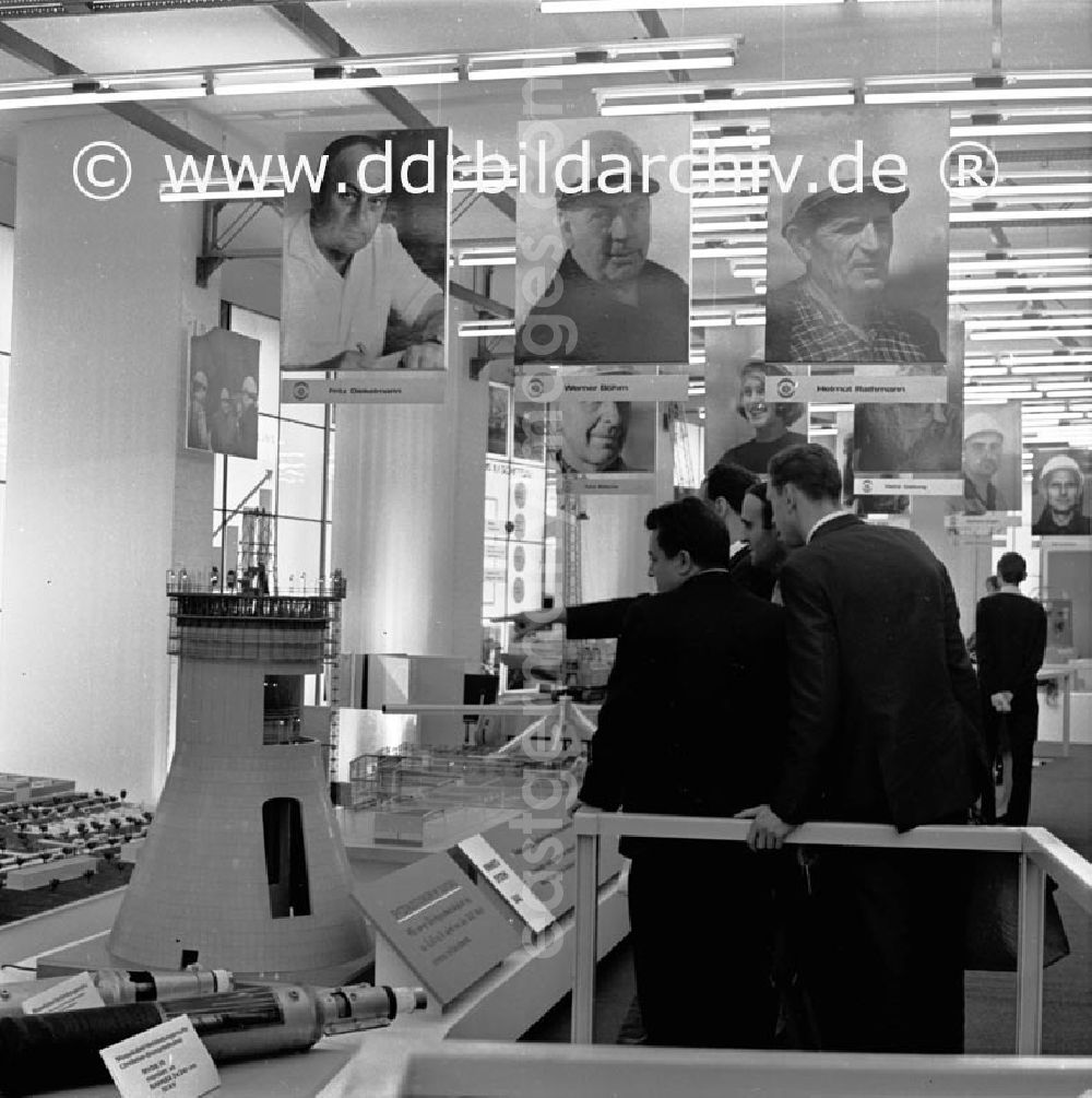 GDR image archive: Berlin - September 1969 Berlin, Kämpfer- und Siegerausstellung in der Karl-Marx-Allee.