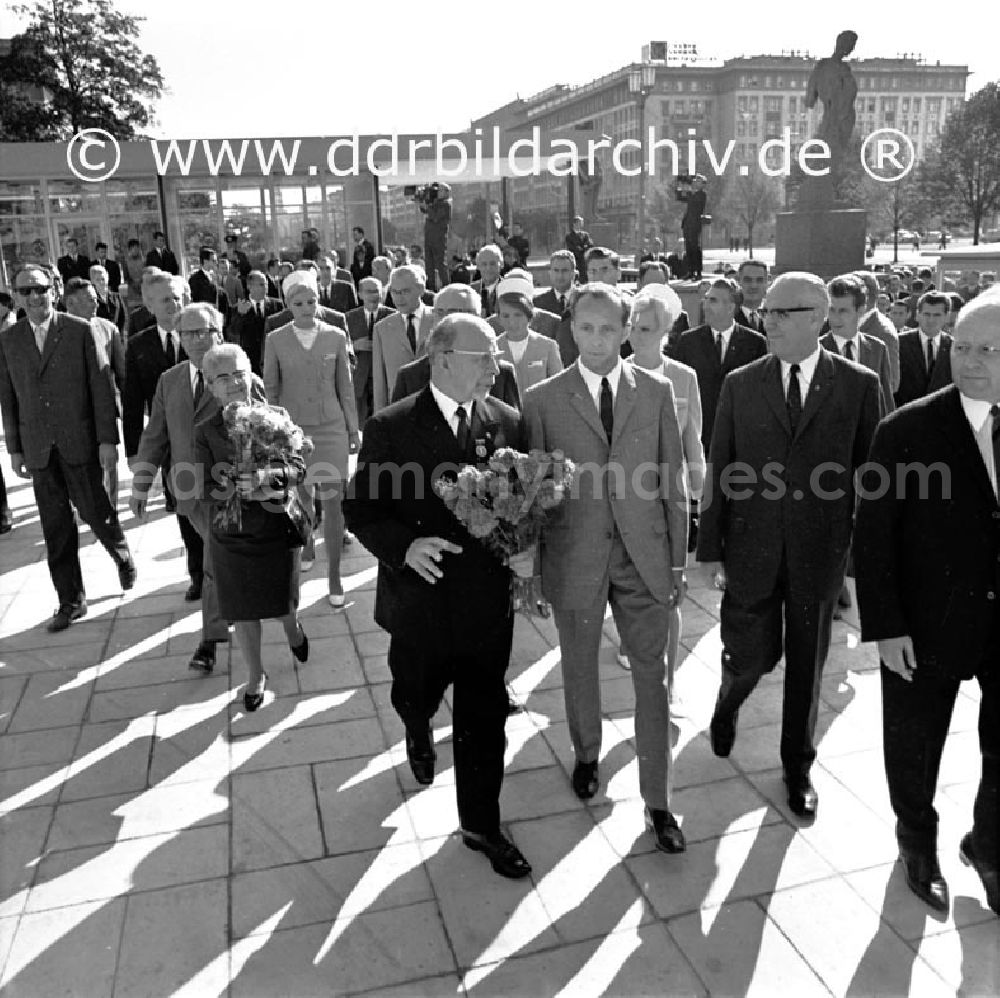 Berlin: September 1969 Berlin, Kämpfer- und Siegerausstellung in der Karl-Marx-Allee. Eröffnung mit Erich Honnecker, Walter Ulbricht und Willi Stoph.