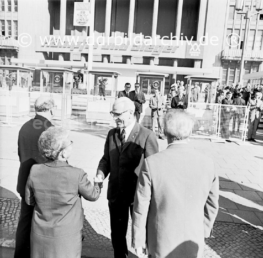 GDR image archive: Berlin - September 1969 Berlin, Kämpfer- und Siegerausstellung in der Karl-Marx-Allee. Eröffnung mit Erich Honnecker, Walter Ulbricht und Willi Stoph.