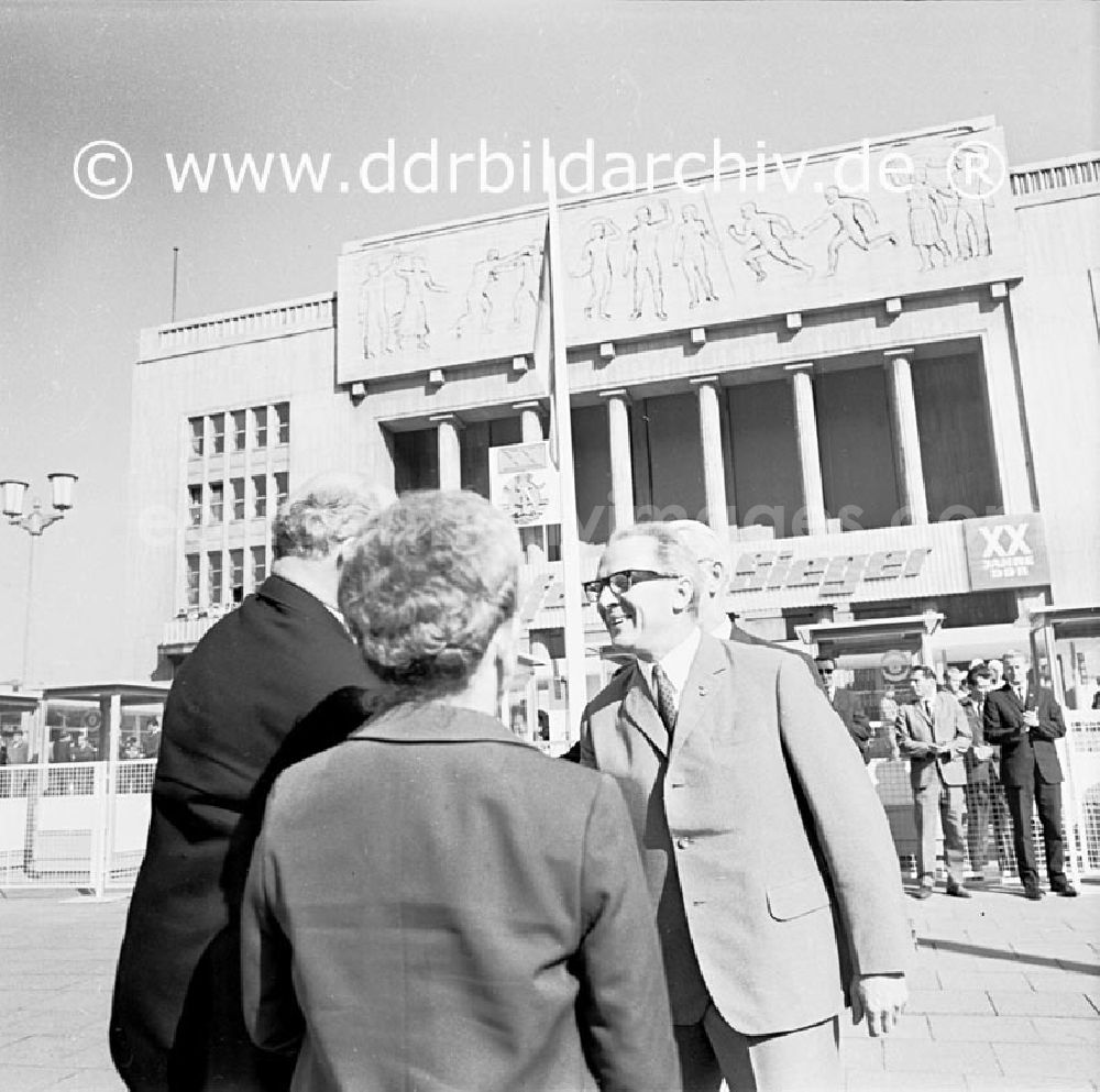 GDR photo archive: Berlin - September 1969 Berlin, Kämpfer- und Siegerausstellung in der Karl-Marx-Allee. Eröffnung mit Erich Honnecker, Walter Ulbricht und Willi Stoph.