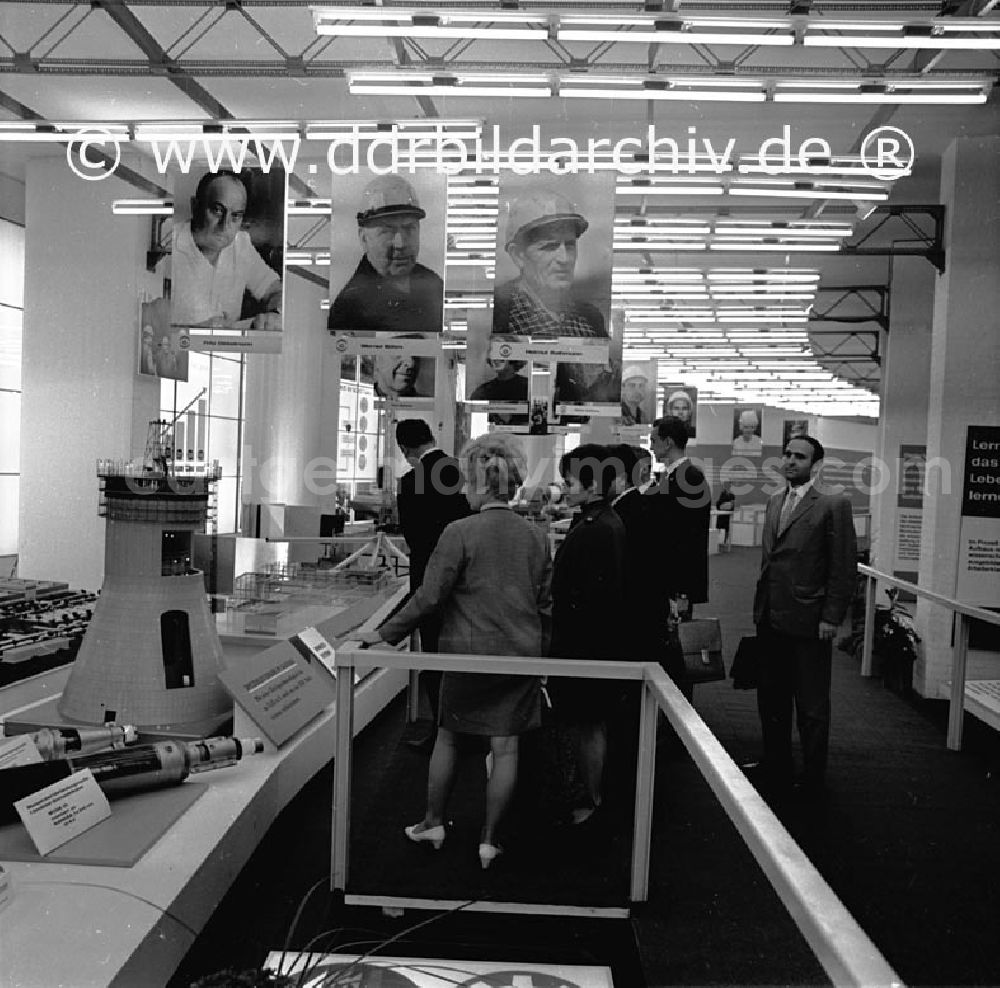 Berlin: September 1969 Berlin, Kämpfer- und Siegerausstellung in der Karl-Marx-Allee.