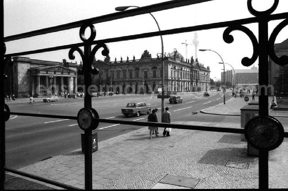 GDR image archive: Berlin - September 1977 Unter den Linden