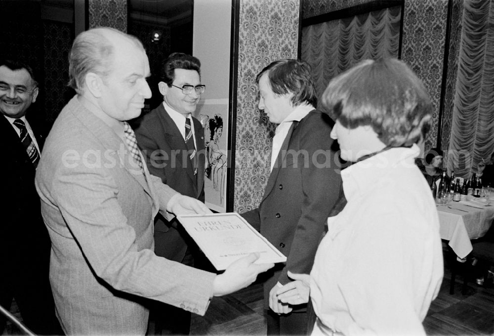 GDR image archive: Berlin - Award ceremony for the winners of the restaurant competition of the year 1978 in the Café Warschau on Karl-Marx-Allee (Stalinallee) in the district Friedrichshain in Berlin East Berlin in the territory of the former GDR, German Democratic Republic