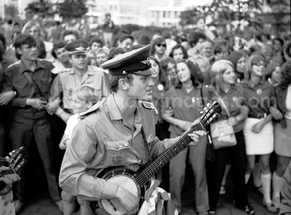 GDR image archive: Berlin - Soldiers - equipment and type of uniform of the LSK/LV air force - air defense at the World Festival on Alexanderplatz in the Mitte district of Berlin East Berlin on the territory of the former GDR, German Democratic Republic