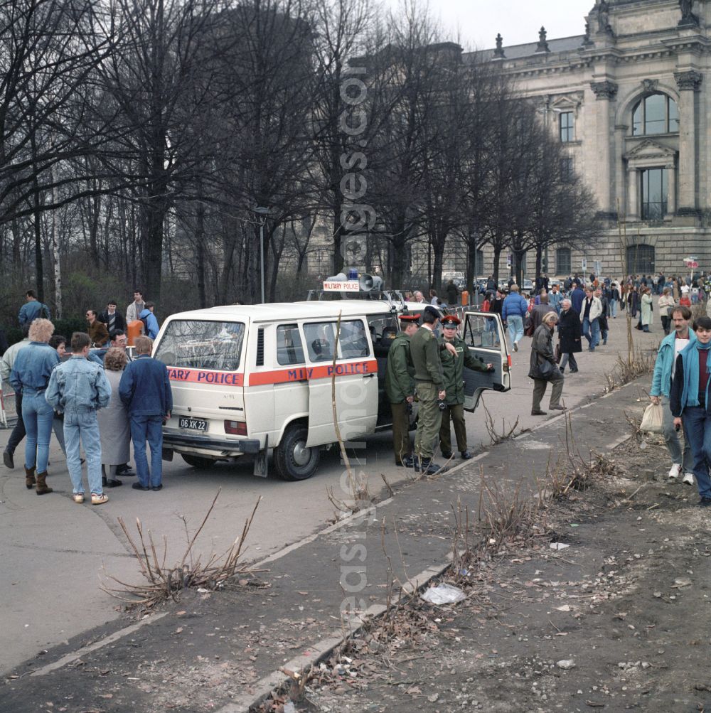 GDR image archive: Berlin - A British officer with 2 members of the Royal Military Police as soldiers of the Allied occupying forces observe and photograph the demolition of the Berlin Wall in Mitte in East Berlin on the territory of the former GDR, German Democratic Republic