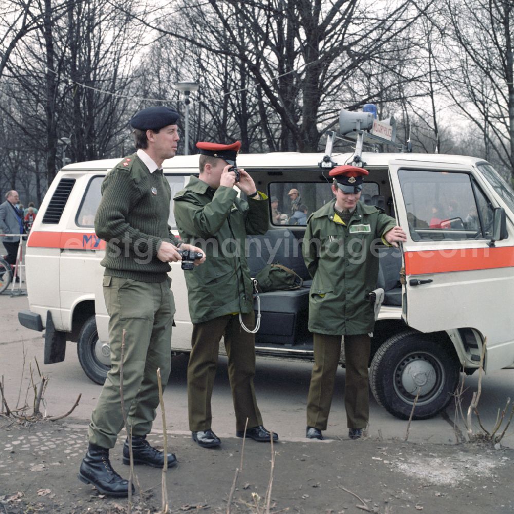 GDR picture archive: Berlin - A British officer with 2 members of the Royal Military Police as soldiers of the Allied occupying forces observe and photograph the demolition of the Berlin Wall in Mitte in East Berlin on the territory of the former GDR, German Democratic Republic