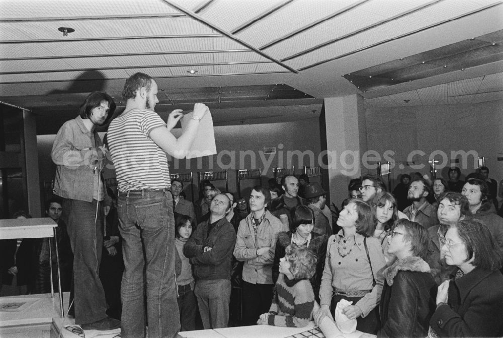 GDR picture archive: Berlin - Solidarity bazaar (also colloquially called Solibasar) on the occasion of the Dresden Cultural Days on the stage in the foyer of the Palast der Republik in the Mitte district of Berlin, East Berlin on the territory of the former GDR, German Democratic Republic