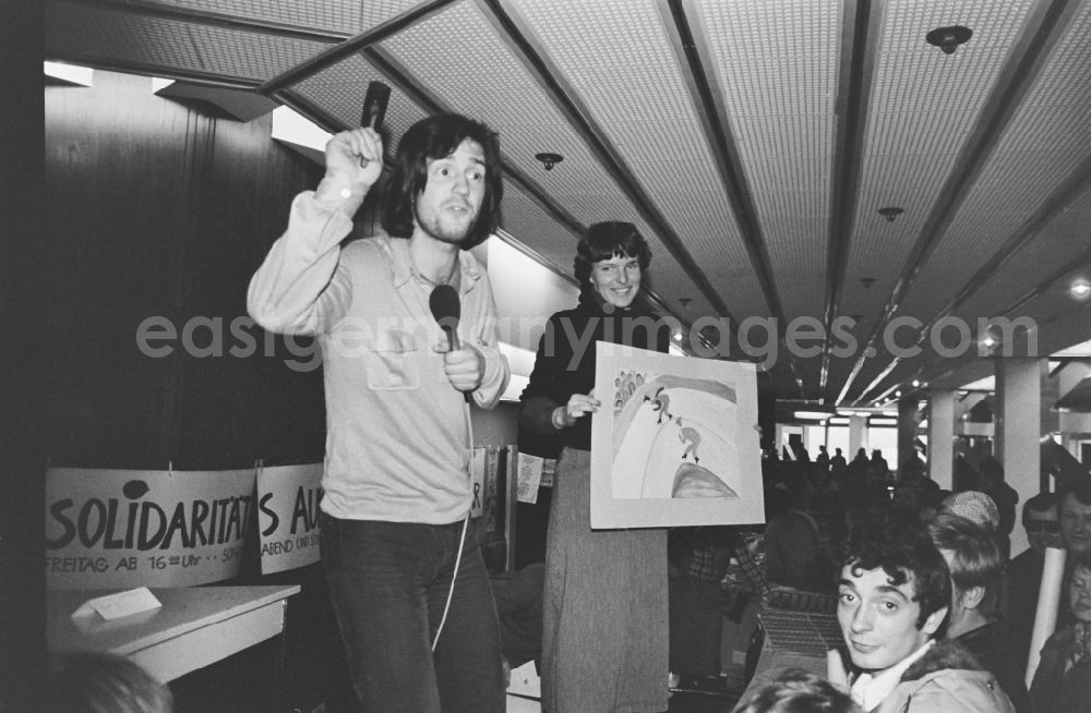 GDR image archive: Berlin - Solidarity bazaar (also colloquially called Solibasar) on the occasion of the Dresden Cultural Days on the stage in the foyer of the Palast der Republik in the Mitte district of Berlin, East Berlin on the territory of the former GDR, German Democratic Republic