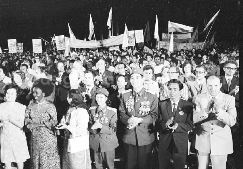 GDR image archive: Berlin Mitte - 29.07.1973 Solidaritätsmeeting im Lustgarten X. Weltfestspiele Veröffentlicht 3