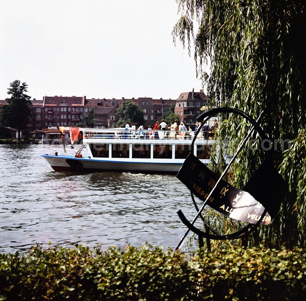 GDR picture archive: Berlin - Sundial in the Luisenhain park in Koepenick in East Berlin in the area of the former GDR, German Democratic Republic. The passenger ship Wilhelm Pieck of the shipping company Weisse Flotte sails on the Dahme