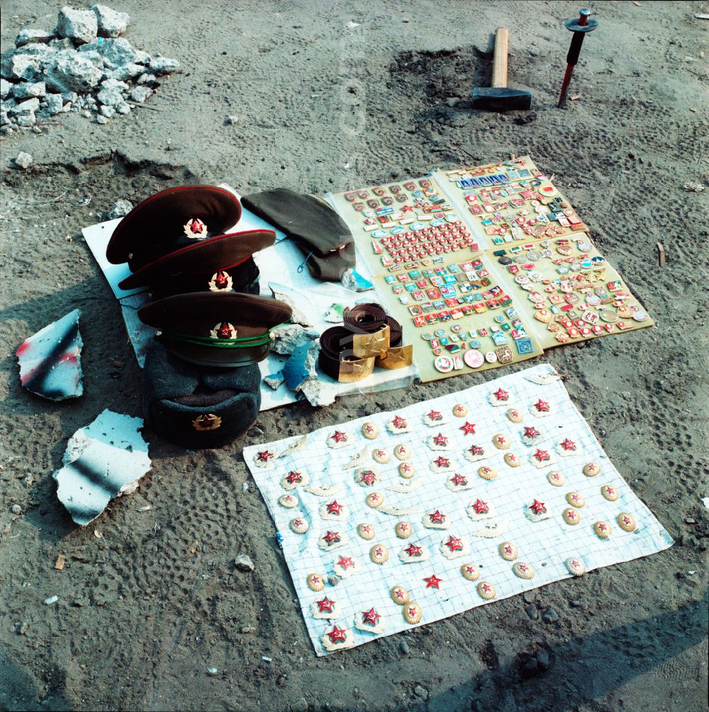 GDR photo archive: Berlin - Souvenir sales at the former Berlin Wall in Berlin-Mitte