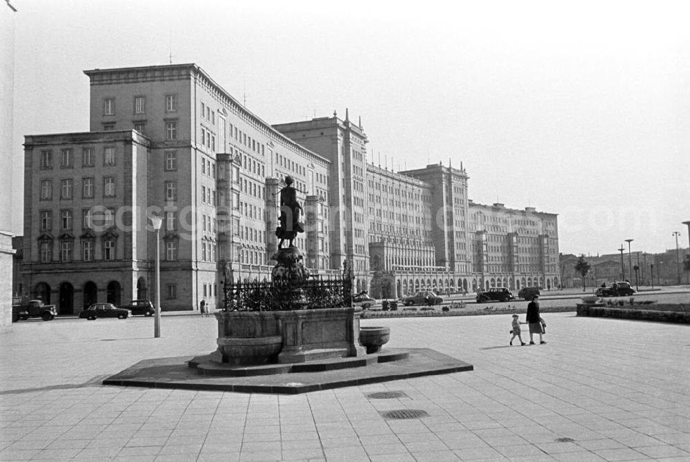 GDR picture archive: Leipzig - Blick auf den Ringbau am Roßplatz in Leipzig, davor der historische Mägdebrunnen. Nachdem im Zweiten Weltkrieg die historischen Altbauten am Platz weitgehend zerstört worden waren, wurde im Abschnitt zwischen Grünewaldstraße und Karl-Marx-Platz zwischen 1953 und 1955 die sogenannte Ringbebauung im Stil des sozialistischen Klassizismus mit Wohnungen und Geschäften errichtet.