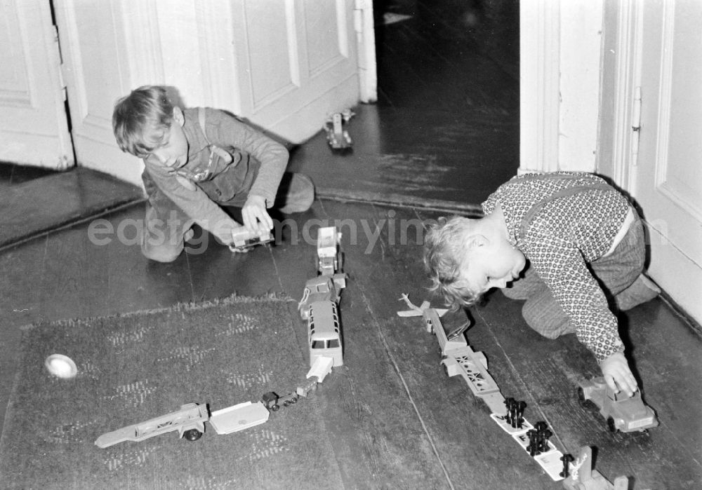 Berlin: Children's play in the hallway of an apartment in East Berlin on the territory of the former GDR, German Democratic Republic