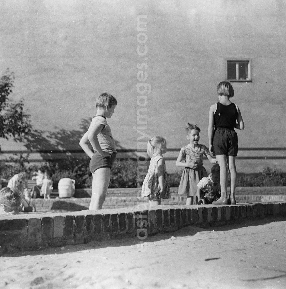 GDR picture archive: Berlin - Playing children in a Buddelkasten in Berlin, the former capital of the GDR, German democratic republic