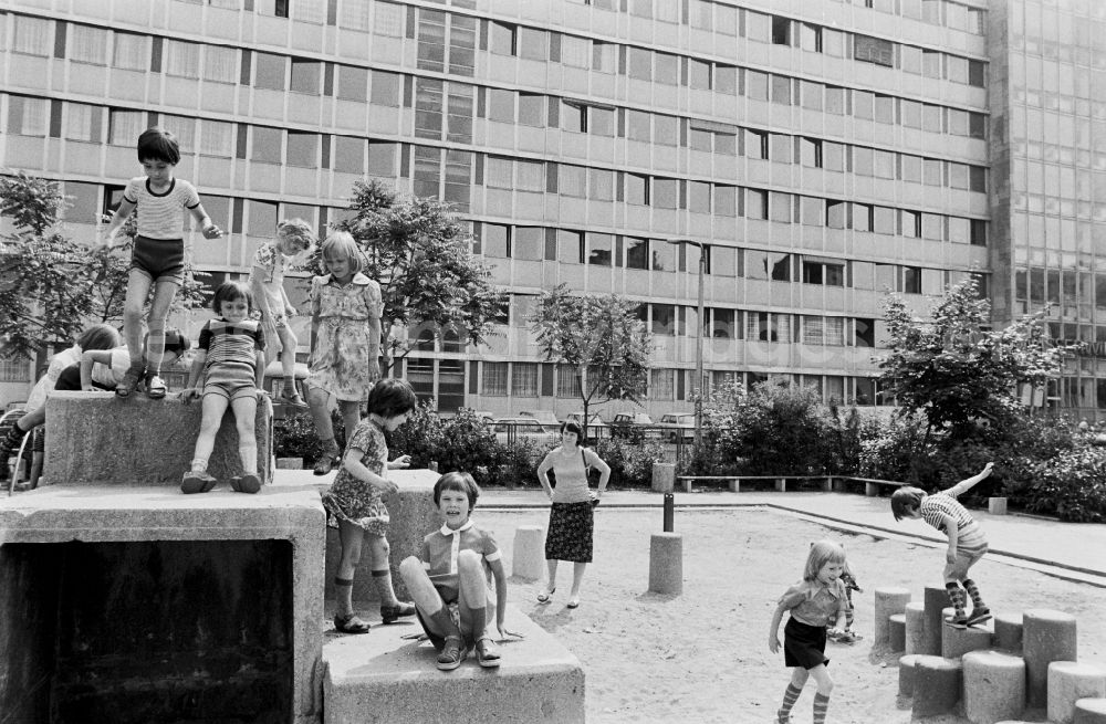 GDR photo archive: Halle (Saale) - Children and young people on a playground in the district of Stadtbezirk Mitte in Halle (Saale), Saxony-Anhalt in the territory of the former GDR, German Democratic Republic