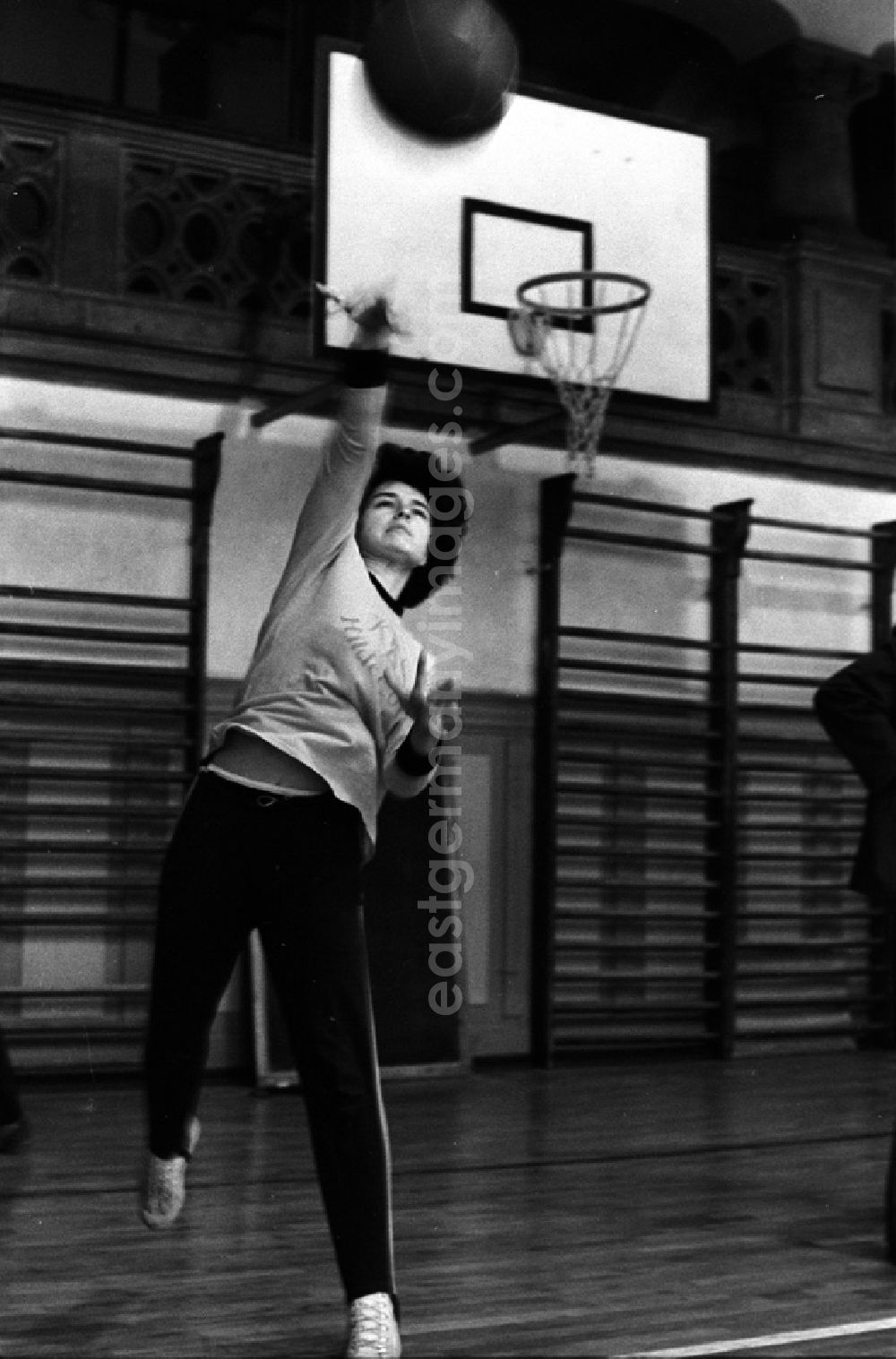 GDR picture archive: Berlin - Sport - Leistungsvergleich. Berliner Schulmädels. (21)