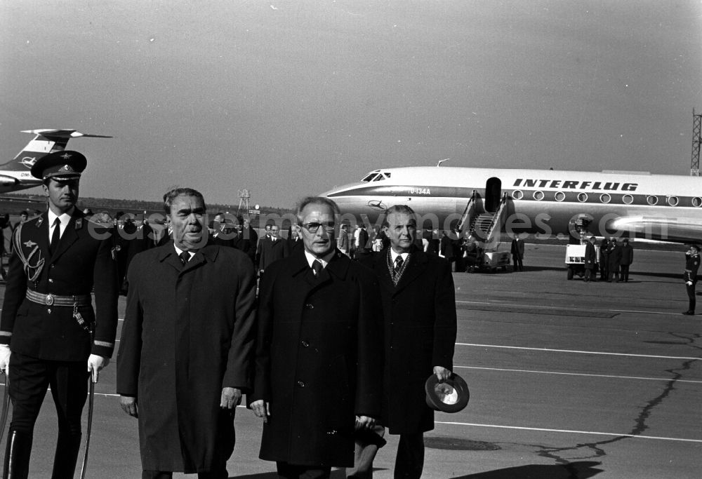 Moskva - Moskau: State ceremony and reception of Erich Honecker and the government delegation of the GDR with a military honor guard in front of the landed INTERFLUG special aircraft TU 134 A with the registration DM-SCS at the airport in Moskva - Moscow in Russia - formerly the Soviet Union