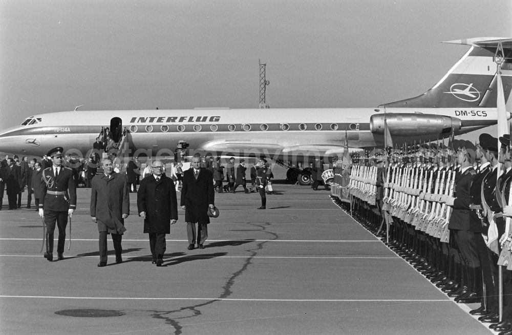 GDR image archive: Moskva - Moskau - State ceremony and reception of Erich Honecker and the government delegation of the GDR with a military honor guard in front of the landed INTERFLUG special aircraft TU 134 A with the registration DM-SCS at the airport in Moskva - Moscow in Russia - formerly the Soviet Union