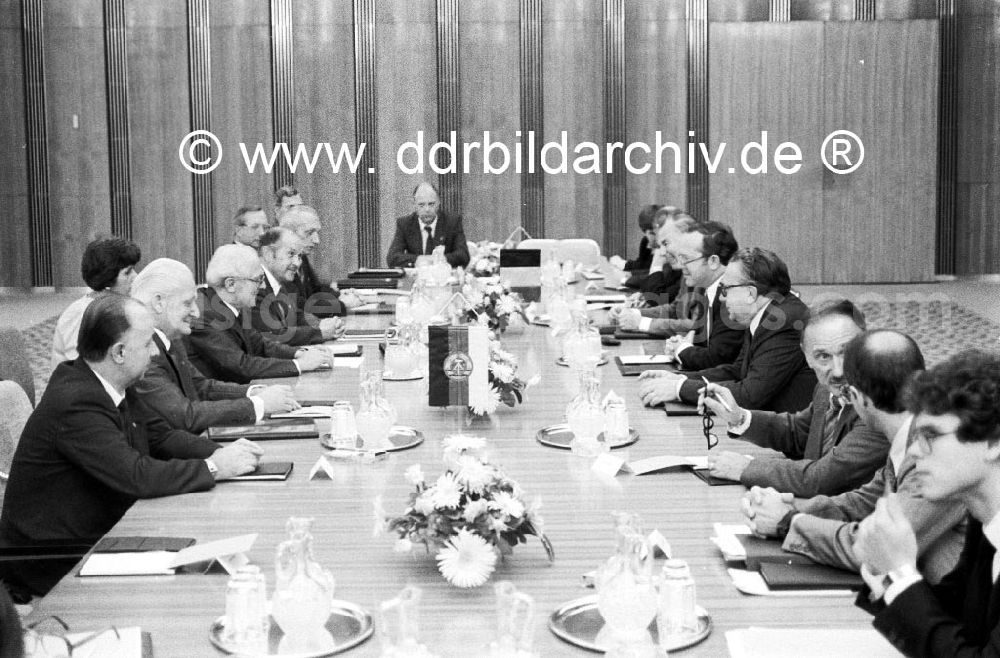 GDR image archive: Berlin - durch Erich Honecker. Beginn der offiziellen Gespräche.