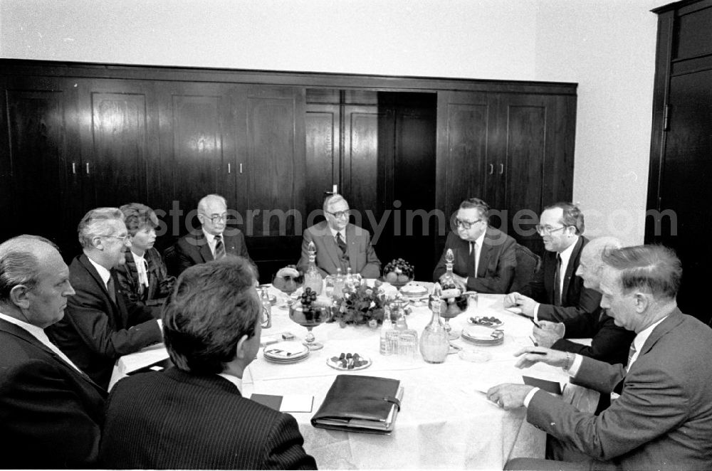 GDR photo archive: Berlin - durch Erich Honecker. Beginn der offiziellen Gespräche.