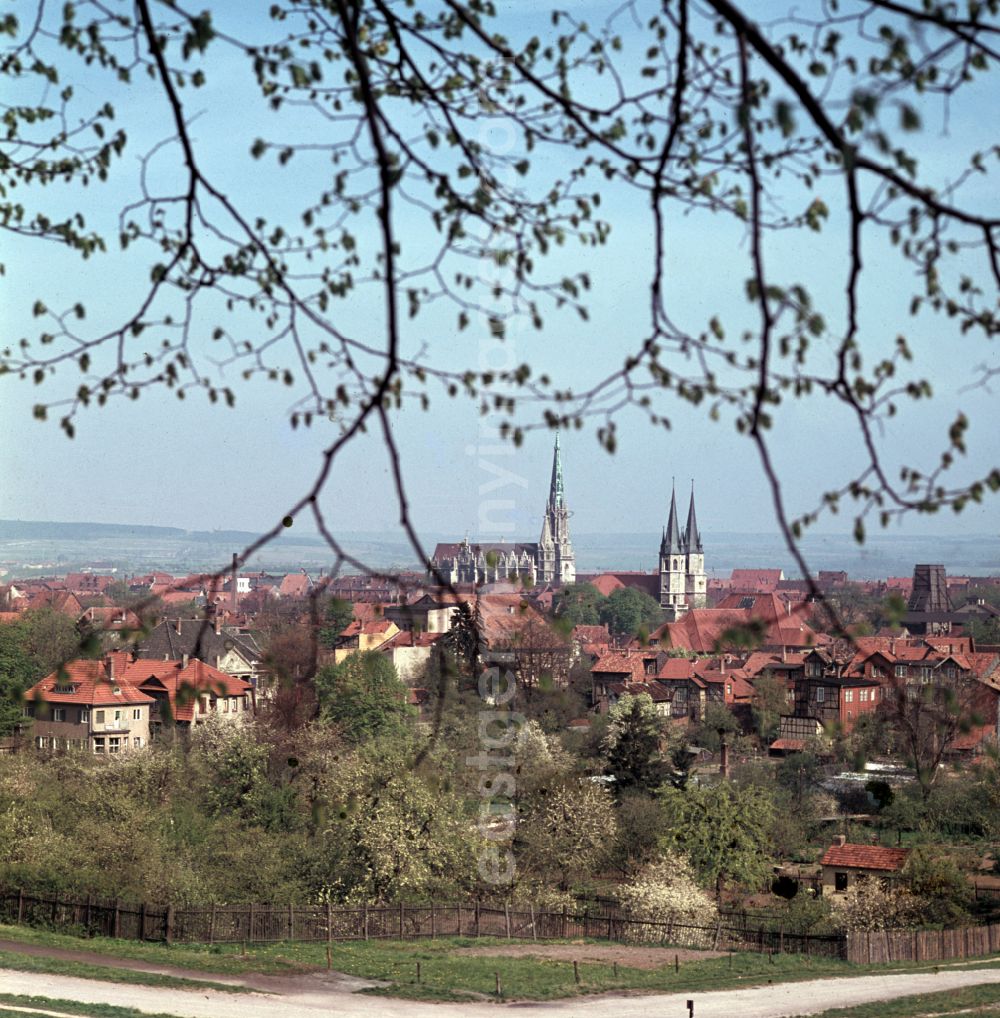 GDR photo archive: Mühlhausen - City view in Muehlhausen, view to the Marienkirche and Jakobikirche in Thuringia in the area of the former GDR, German Democratic Republic