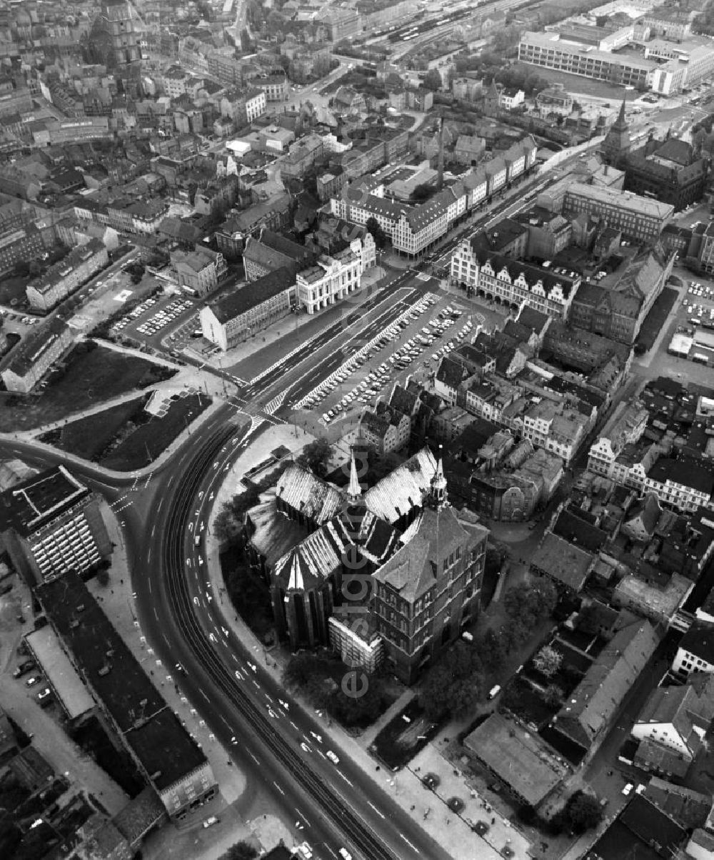 GDR picture archive: Rostock - Blick auf die Stadtmitte mit der St. Marien-Kirche im Vordergrund, entlang der Lange Strasse auf das Rathaus am Neuer Markt 1.